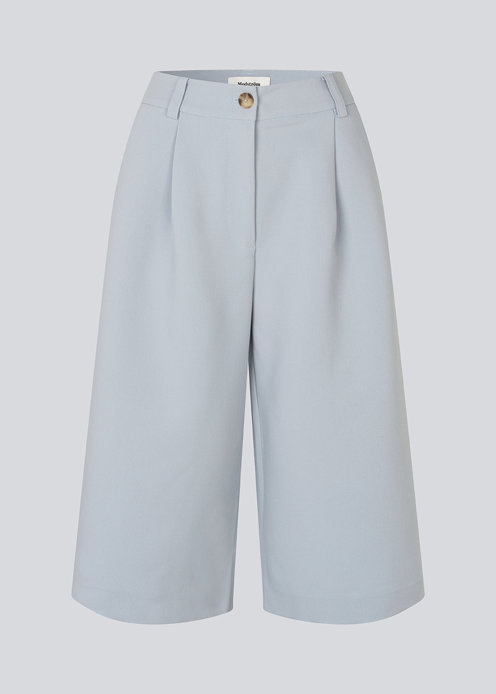 Long tailored shorts with pleats in classic Gale fabric. The GaleMD Long Shorts feature wide legs, side pockets, and fall just below the knee. Made from 76% recycled polyester, perfect for modern and stylish summer looks.
