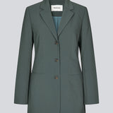 Gale slim blazer has a classic and elegant design, fulfilled by the beautiful revers collar and a long fit. The blazer is fitted, has a button closure at the front and a chest pocket at the left side.