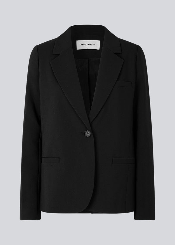 Classic single-breasted blazer in black in a woven quality with collar and notch lapels. GaleMD straight blazer has paspel front pockets and a single button closure. Lined.