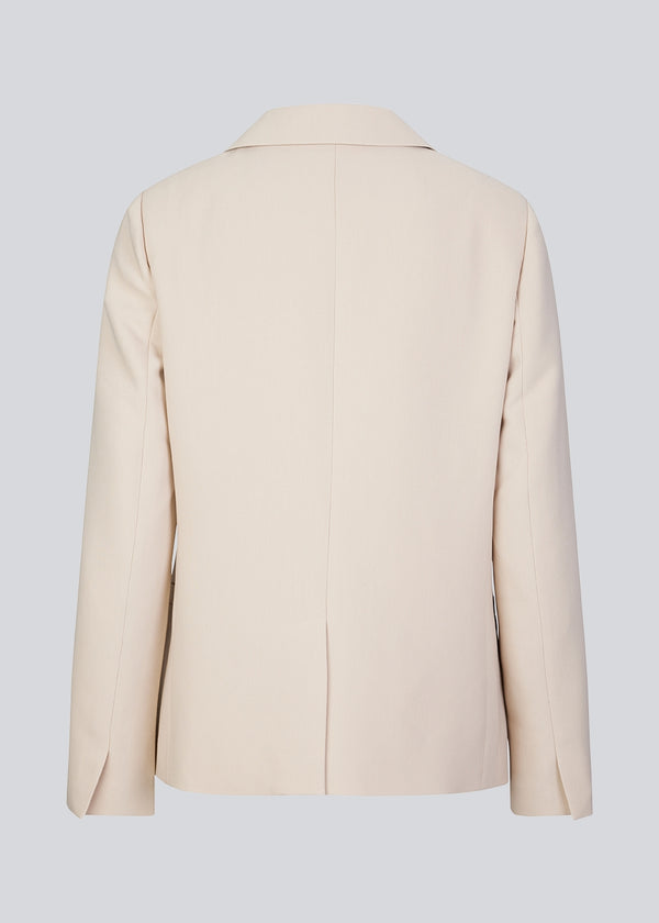 Classic single-breasted blazer in beige in a woven quality with collar and notch lapels. GaleMD straight blazer has paspel front pockets and a single button closure. Lined.