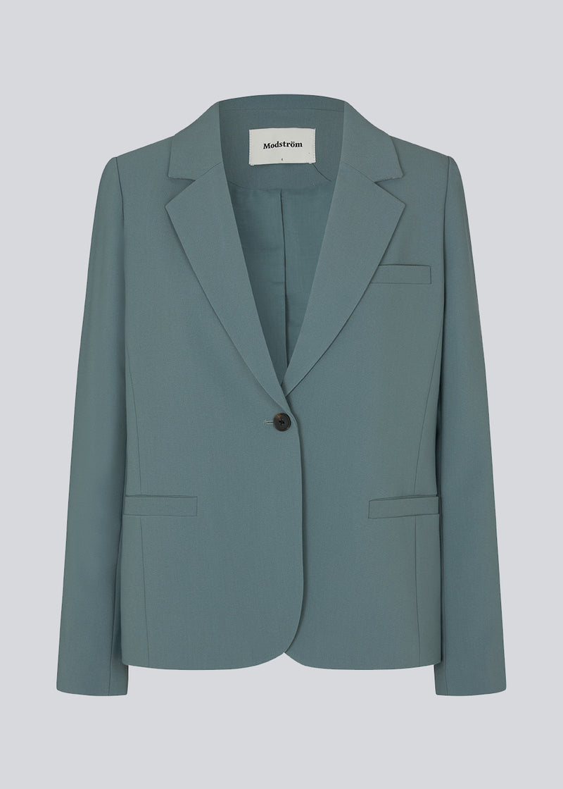 Classic single-breasted blazer in a woven quality with collar and notch lapels. GaleMD straight blazer has paspel front pockets and a single button closure. Lined.  The model is 177 cm and wears a size S/36.   Style the blazer with matching pants in the same color: GaleMD straight pants.
