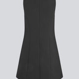 Sleeveless black dress in the classic gale material. GaleMD flare dress is fitted and has an invisible zipper in the back. The model is 177 cm and wears a size S/36.
