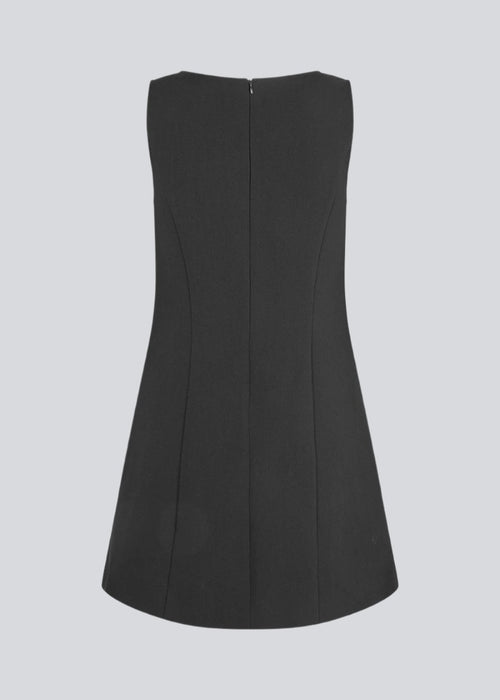 Sleeveless black dress in the classic gale material. GaleMD flare dress is fitted and has an invisible zipper in the back. The model is 177 cm and wears a size S/36.