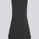 Sleeveless black dress in the classic gale material. GaleMD flare dress is fitted and has an invisible zipper in the back. The model is 177 cm and wears a size S/36.