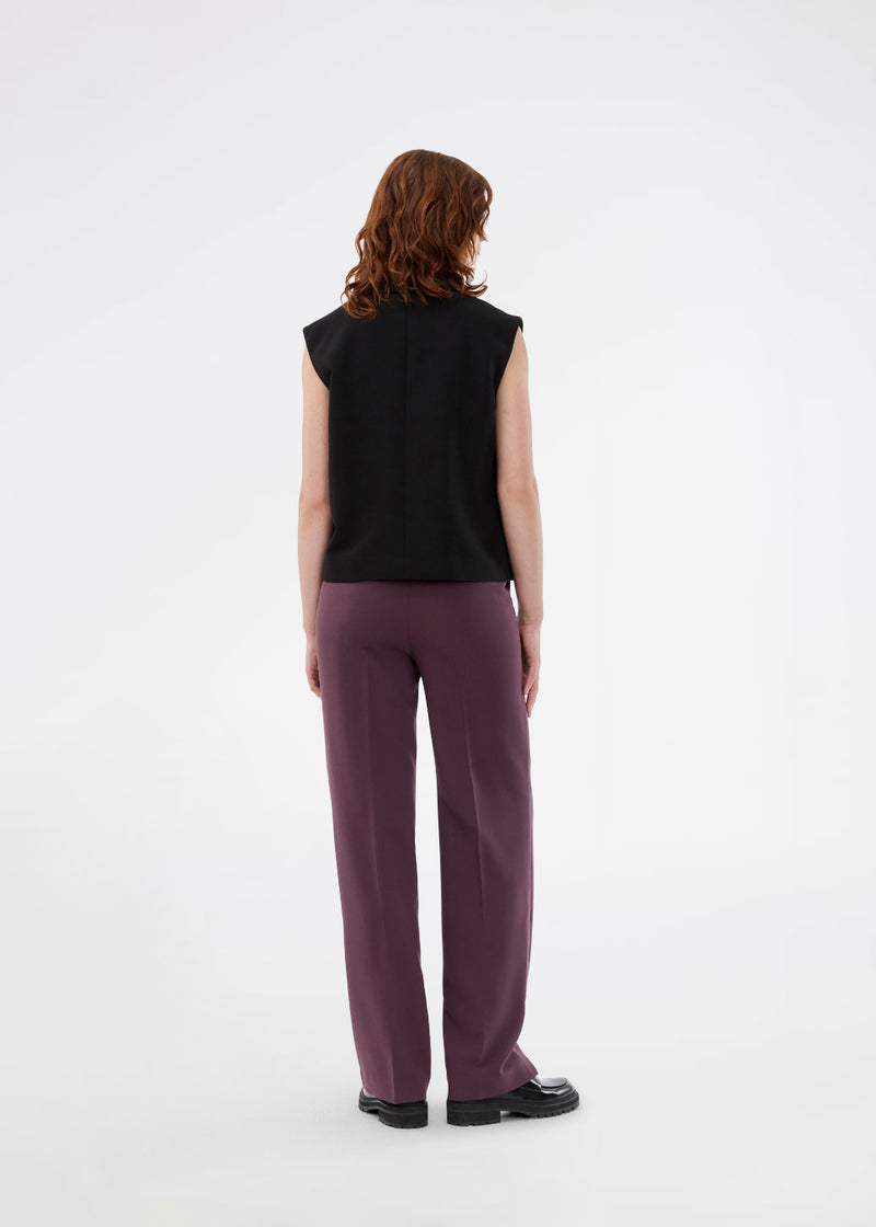 Loose vest with a collar in our classic gale material. Galemd vest is sleeveless and has a front button closure. The model is 175 cm and wears a size S/36.