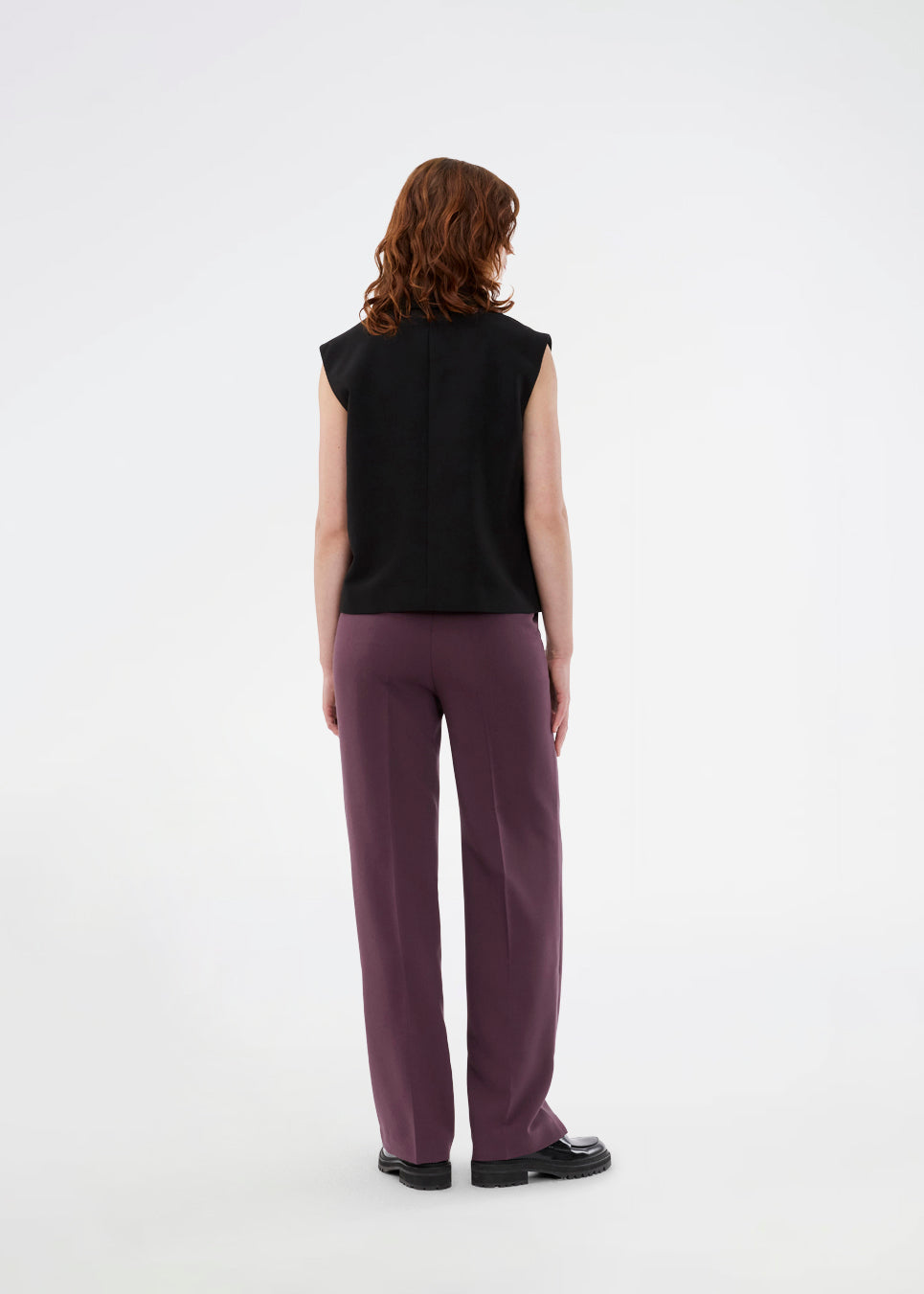 Loose vest with a collar in our classic gale material. Galemd vest is sleeveless and has a front button closure. The model is 175 cm and wears a size S/36.