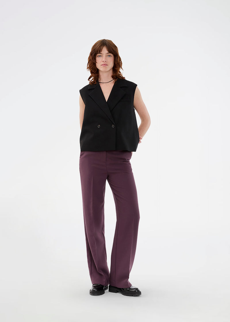 Loose vest with a collar in our classic gale material. Galemd vest is sleeveless and has a front button closure. The model is 175 cm and wears a size S/36.