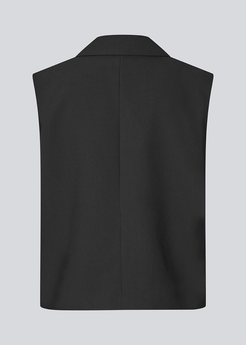 Loose vest with a collar in our classic gale material. Galemd vest is sleeveless and has a front button closure. The model is 175 cm and wears a size S/36.