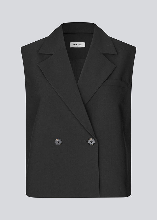 Loose vest with a collar in our classic gale material. Galemd vest is sleeveless and has a front button closure. The model is 175 cm and wears a size S/36.