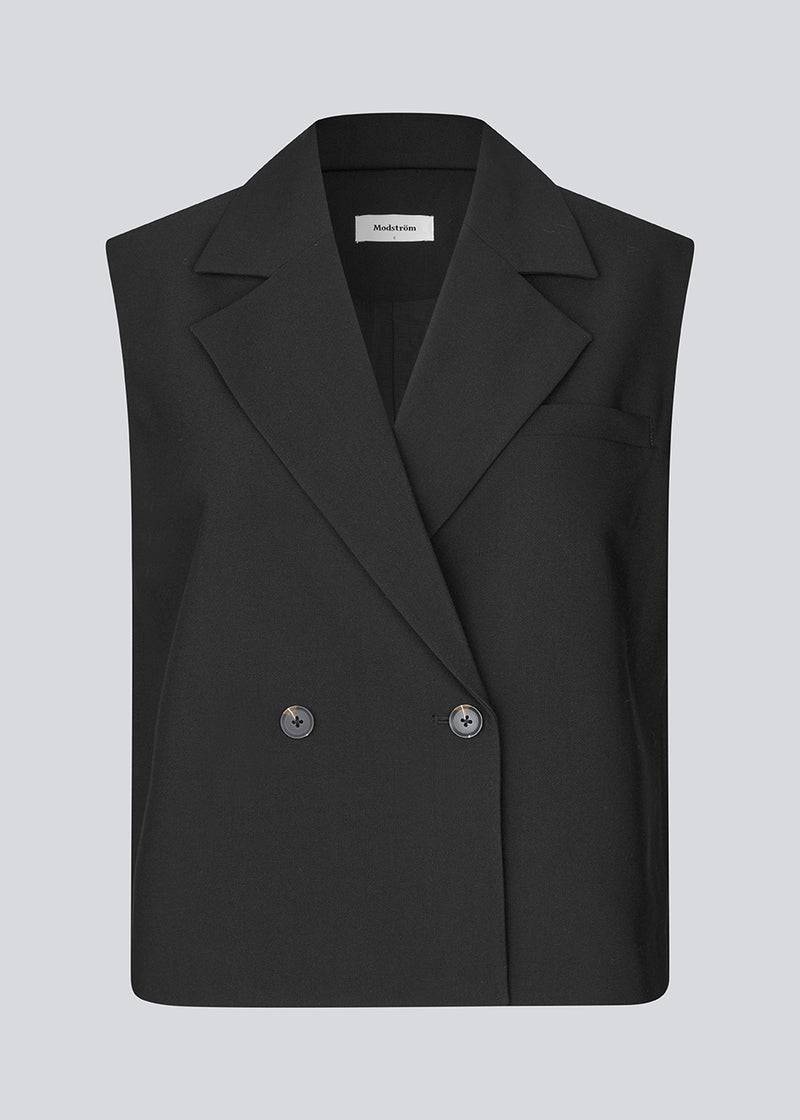 Loose vest with a collar in our classic gale material. Galemd vest is sleeveless and has a front button closure. The model is 175 cm and wears a size S/36.
