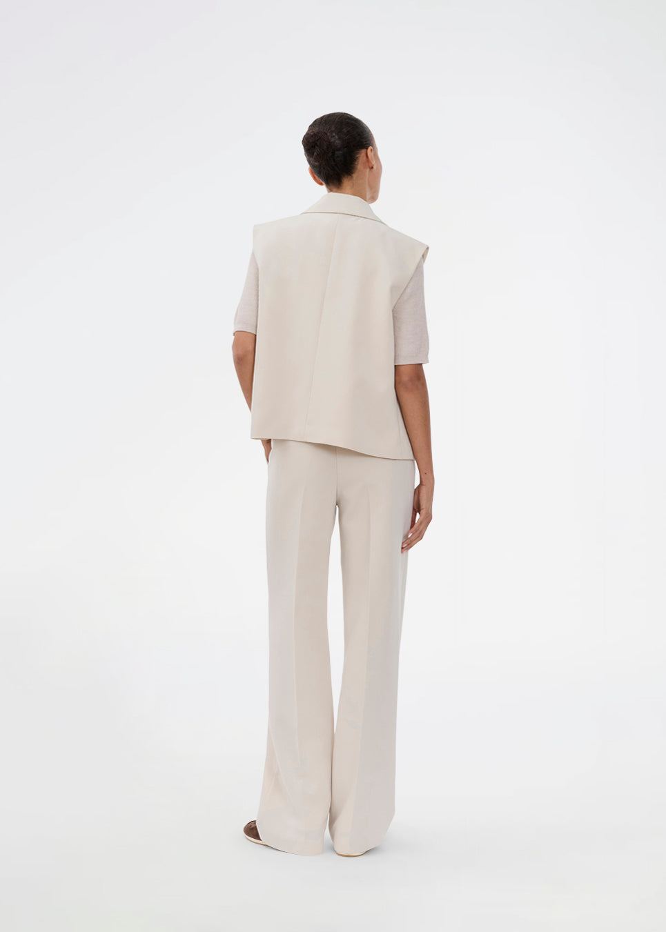 Loose vest in creme with a collar in our classic gale material. Galemd vest is sleeveless and has a front button closure. The model is 175 cm and wears a size S/36.

Material:
5% Elastane
76% Recycled Polyester
19% Viscose

Lining:
35% Polyester
65% Viscose