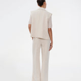 Loose vest in creme with a collar in our classic gale material. Galemd vest is sleeveless and has a front button closure. The model is 175 cm and wears a size S/36.

Material:
5% Elastane
76% Recycled Polyester
19% Viscose

Lining:
35% Polyester
65% Viscose