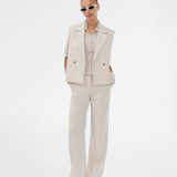 Loose vest in creme with a collar in our classic gale material. Galemd vest is sleeveless and has a front button closure. The model is 175 cm and wears a size S/36.

Material:
5% Elastane
76% Recycled Polyester
19% Viscose

Lining:
35% Polyester
65% Viscose