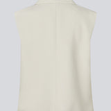 Loose vest in creme with a collar in our classic gale material. Galemd vest is sleeveless and has a front button closure. The model is 175 cm and wears a size S/36.

Material:
5% Elastane
76% Recycled Polyester
19% Viscose

Lining:
35% Polyester
65% Viscose