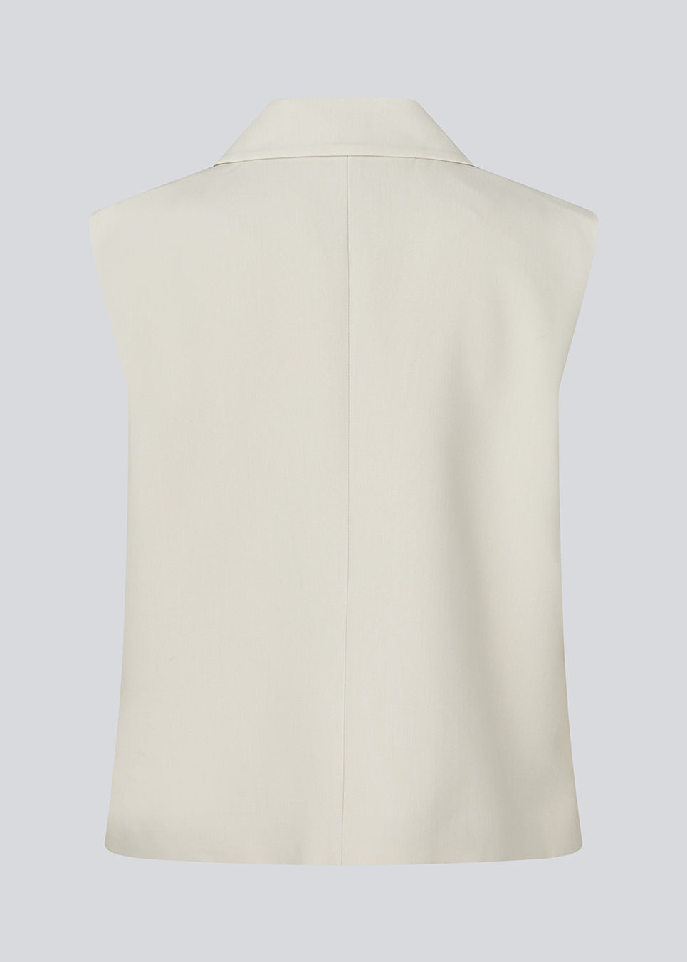Loose vest in creme with a collar in our classic gale material. Galemd vest is sleeveless and has a front button closure. The model is 175 cm and wears a size S/36.

Material:
5% Elastane
76% Recycled Polyester
19% Viscose

Lining:
35% Polyester
65% Viscose