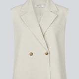 Loose vest in creme with a collar in our classic gale material. Galemd vest is sleeveless and has a front button closure. The model is 175 cm and wears a size S/36.

Material:
5% Elastane
76% Recycled Polyester
19% Viscose

Lining:
35% Polyester
65% Viscose