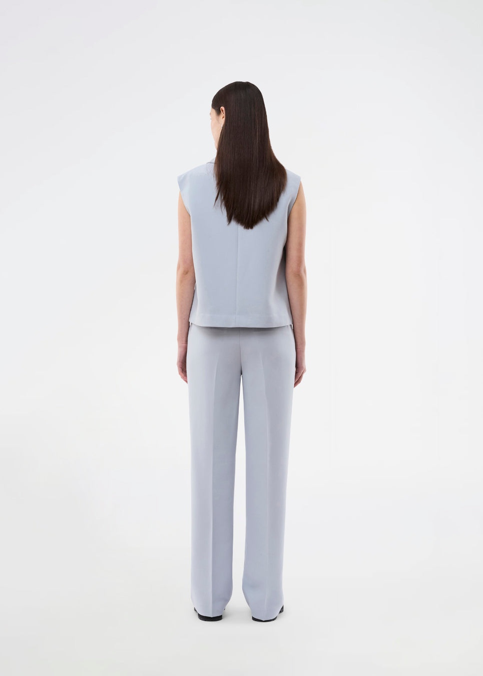 Loose vest with a collar in our classic gale material. Galemd vest is sleeveless and has a front button closure. 