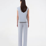 Loose vest with a collar in our classic gale material. Galemd vest is sleeveless and has a front button closure. 