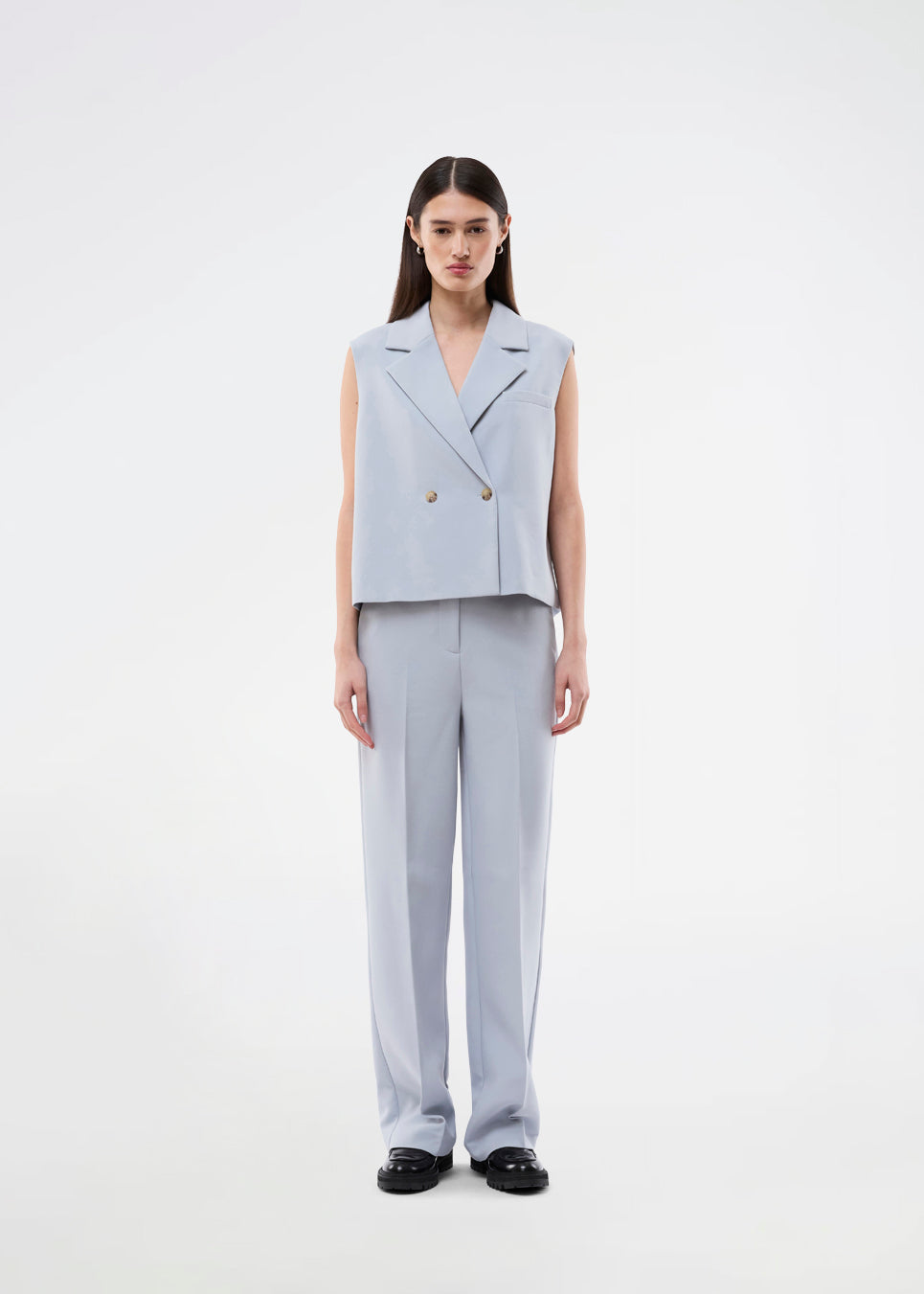 Loose vest with a collar in our classic gale material. Galemd vest is sleeveless and has a front button closure. 