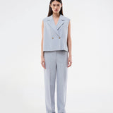 Loose vest with a collar in our classic gale material. Galemd vest is sleeveless and has a front button closure. 