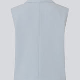 Loose vest with a collar in our classic gale material. Galemd vest is sleeveless and has a front button closure. 