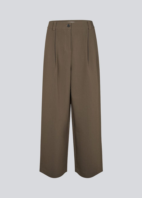 Gale pants has a classic design. The pants has straight, wide legs with pressfolds, which creates an elegant look.&nbsp;
