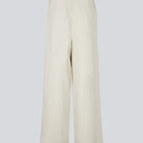 Suit pants in creme with pleats in classic gale material. Galemd wide pants has wide legs and side pockets. The model is 175 cm and wears a size S/36.

Material:
5% Elastane
76% Recycled Polyester
19% Rayon

Lining:
35% Polyester
65% Rayon
