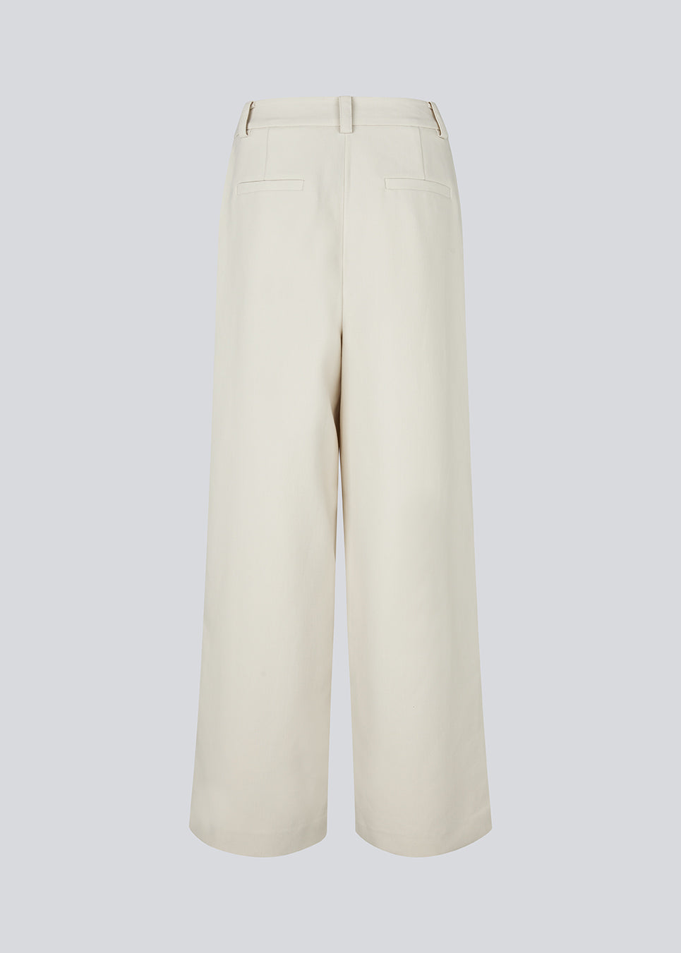 Suit pants in creme with pleats in classic gale material. Galemd wide pants has wide legs and side pockets. The model is 175 cm and wears a size S/36.

Material:
5% Elastane
76% Recycled Polyester
19% Rayon

Lining:
35% Polyester
65% Rayon