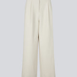 Suit pants in creme with pleats in classic gale material. Galemd wide pants has wide legs and side pockets. The model is 175 cm and wears a size S/36.

Material:
5% Elastane
76% Recycled Polyester
19% Rayon

Lining:
35% Polyester
65% Rayon