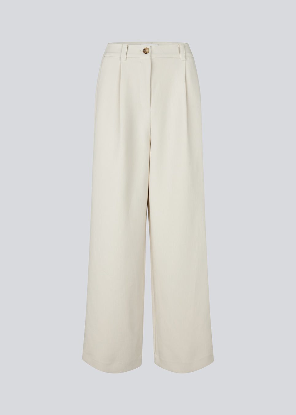 Suit pants in creme with pleats in classic gale material. Galemd wide pants has wide legs and side pockets. The model is 175 cm and wears a size S/36.

Material:
5% Elastane
76% Recycled Polyester
19% Rayon

Lining:
35% Polyester
65% Rayon