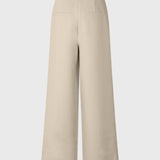 Suit pants with pleats in classic gale material. Galemd wide pants has wide legs and side pockets.