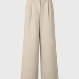 Suit pants with pleats in classic gale material. Galemd wide pants has wide legs and side pockets.