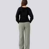 Fitted black knit in organiccotton. GalenMD short v-neck has long vide sleeves and a v-neck. The model is 177 cm and wears a size S/36.