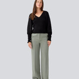 Fitted black knit in organiccotton. GalenMD short v-neck has long vide sleeves and a v-neck. The model is 177 cm and wears a size S/36.