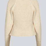 Fitted knit in organiccotton. GalenMD short v-neck is in a creme color, has long vide sleeves and a v-neck. The model is 177 cm and wears a size S/36.