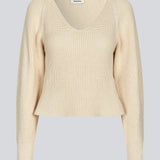Fitted knit in organiccotton. GalenMD short v-neck is in a creme color, has long vide sleeves and a v-neck. The model is 177 cm and wears a size S/36.