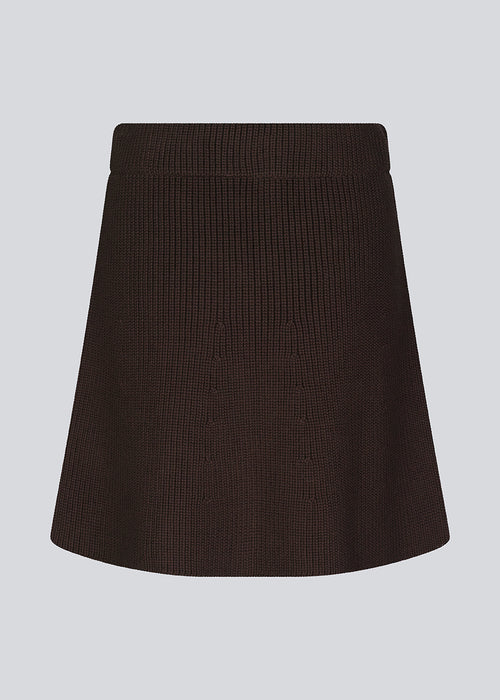 Knitted mini skirt in an A-line silhouette with a high waist with covered elasticated. GalenMD skirt is made of organic cotton. The model is 175 cm and wears a size S/36.