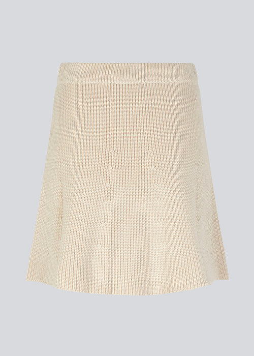 Knitted mini skirt in an A-line silhouette with a high waist with covered elastication. GalenMD skirt is made of organic cotton. The model is 175 cm and wears a size S/36.