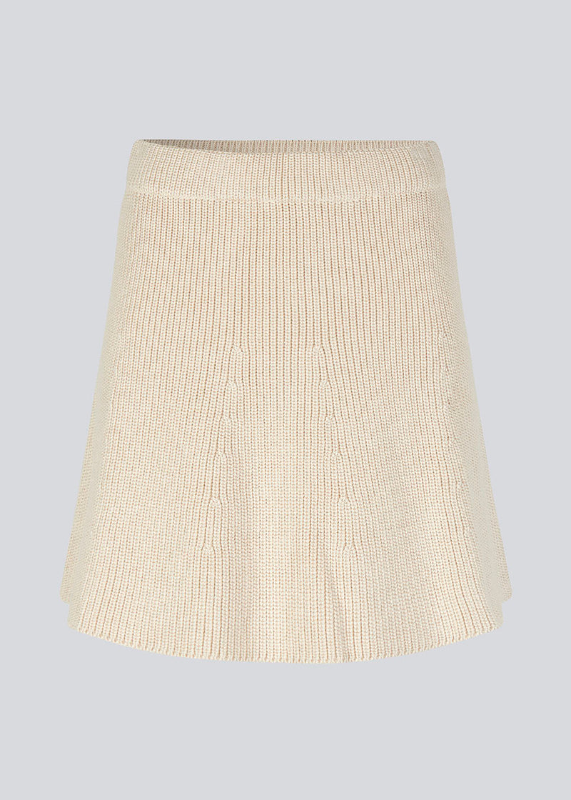 Knitted mini skirt in an A-line silhouette with a high waist with covered elastication. GalenMD skirt is made of organic cotton. The model is 175 cm and wears a size S/36.