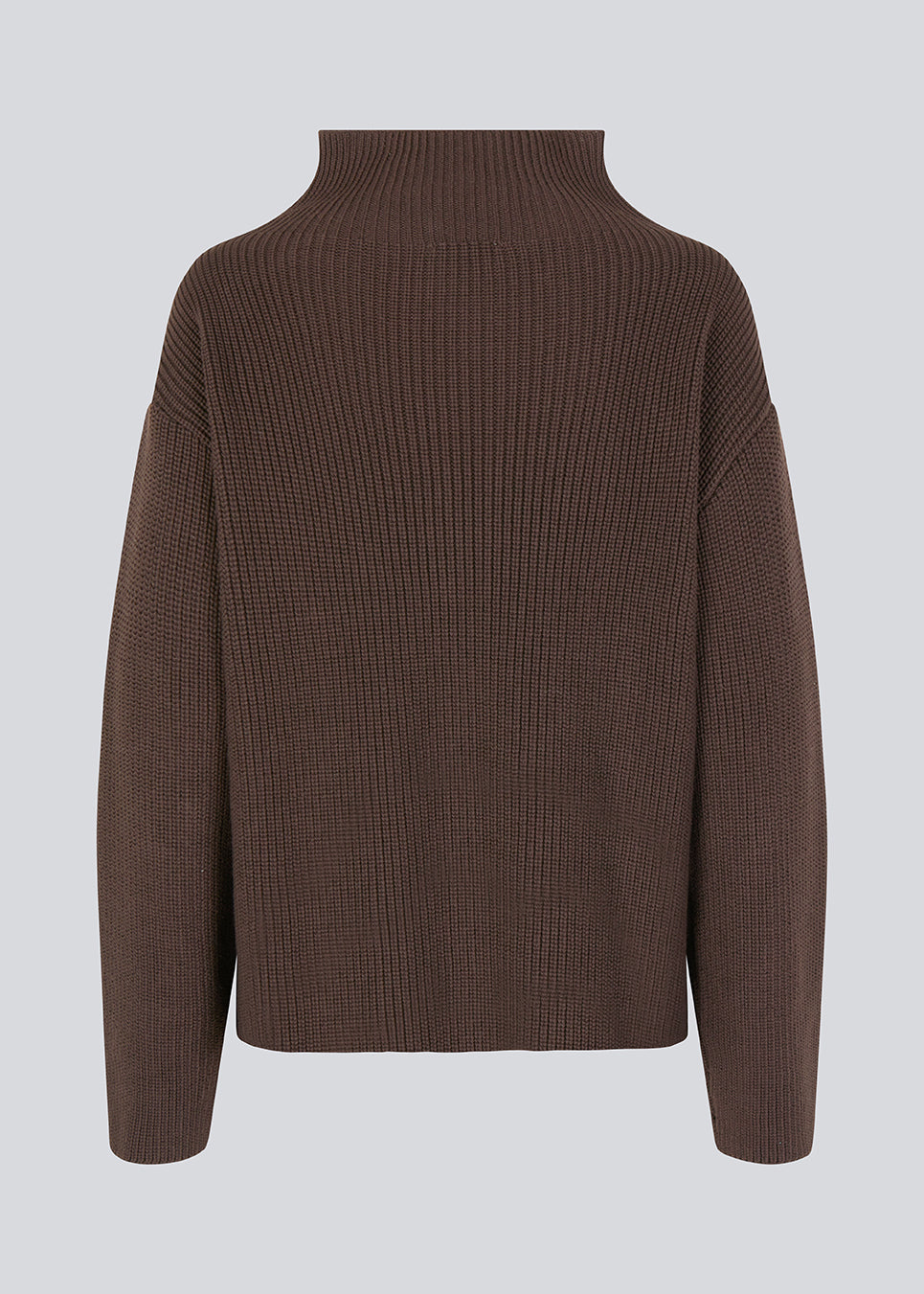 GalenMD t-neck in brown knitted from organic cotton with an oversized shape, lange and wide sleeves, along with a high neck and dropped shoulders. The model is 175 cm and wears a size S/36.