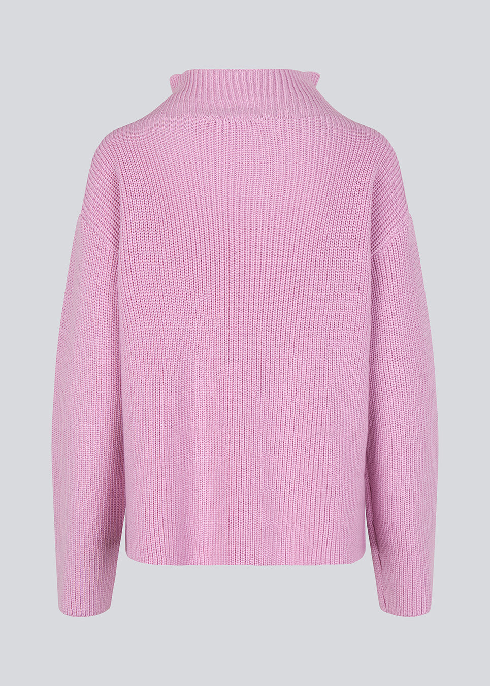 GalenMD t-neck in pastel lavender knitted from organic cotton with an oversized shape, lange and wide sleeves, along with a high neck and dropped shoulders. The model is 175 cm and wears a size S/36.