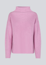 GalenMD t-neck in pastel lavender knitted from organic cotton with an oversized shape, lange and wide sleeves, along with a high neck and dropped shoulders. The model is 175 cm and wears a size S/36.