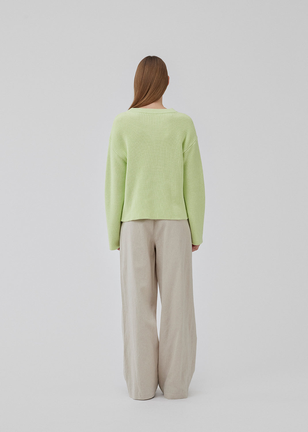 GalenMD v-neck in bright greenis knitted from an organic cotton with an oversize fit, long wide sleeves, a v-neck, and dropped shoulders. The model is 175 cm and wears a size S/36.<br>