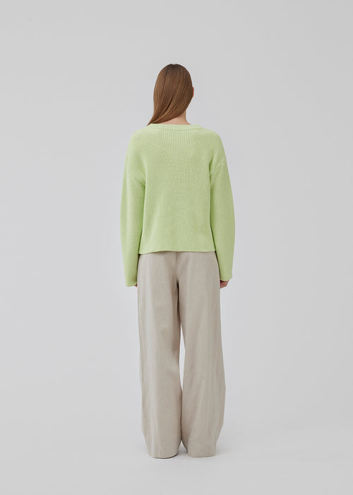 GalenMD v-neck in bright greenis knitted from an organic cotton with an oversize fit, long wide sleeves, a v-neck, and dropped shoulders. The model is 175 cm and wears a size S/36.<br>