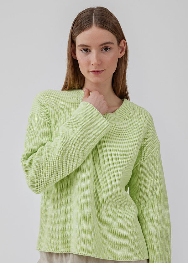 GalenMD v-neck in bright green is knitted from organic cotton with an oversized fit, long wide sleeves, a v-neck, and dropped shoulders. The model is 175 cm and wears a size S/36.<br>