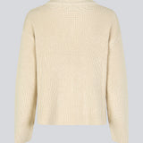 GalenMD v-neck is knitted from an organic cotton with an oversize fit, long wide sleeves, a v-neck, and dropped shoulders. The model is 175 cm and wears a size S/36.