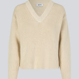 GalenMD v-neck is knitted from an organic cotton with an oversize fit, long wide sleeves, a v-neck, and dropped shoulders. The model is 175 cm and wears a size S/36.