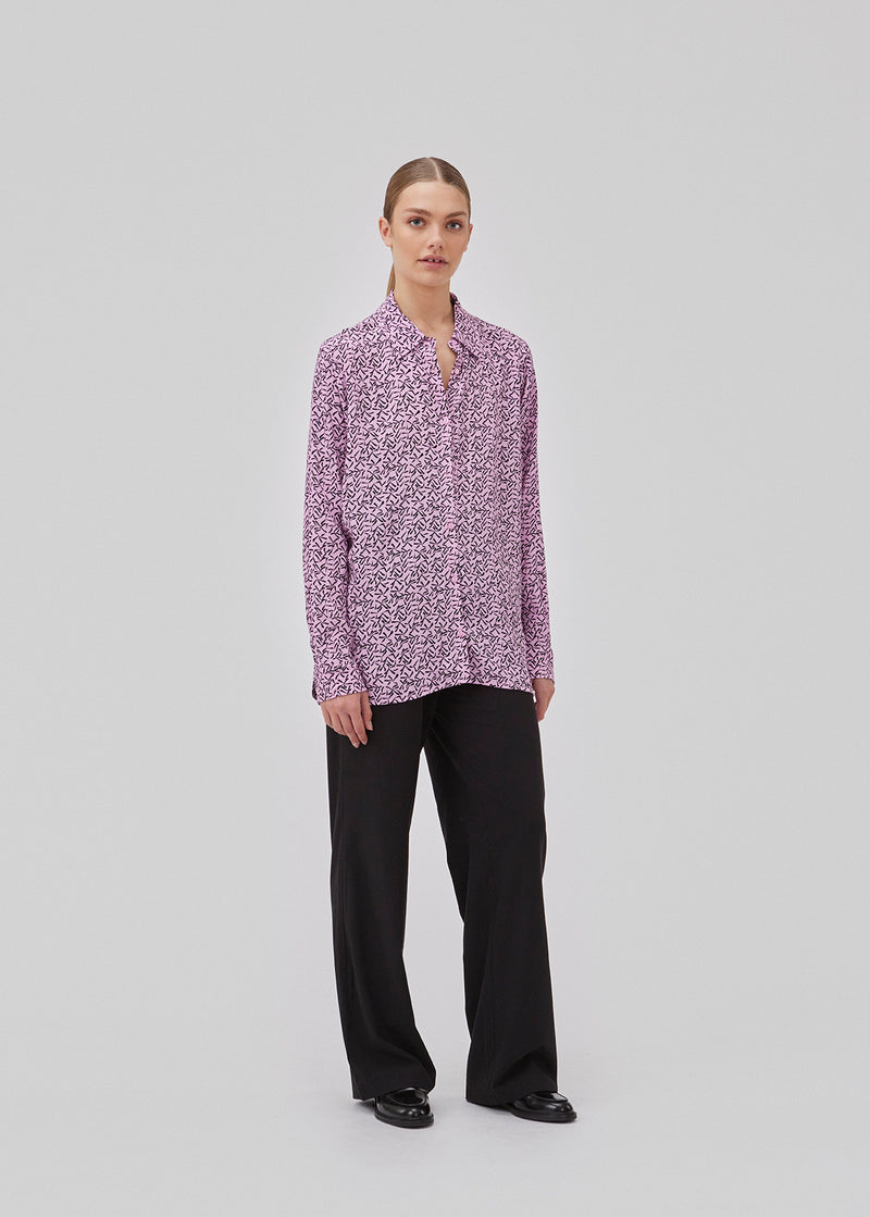 Relaxed shirt in woven and printed quality. GamiMD print shirt has collar, buttons in front and long sleeves with cuff. The model is 175 cm and wears a size S/36.