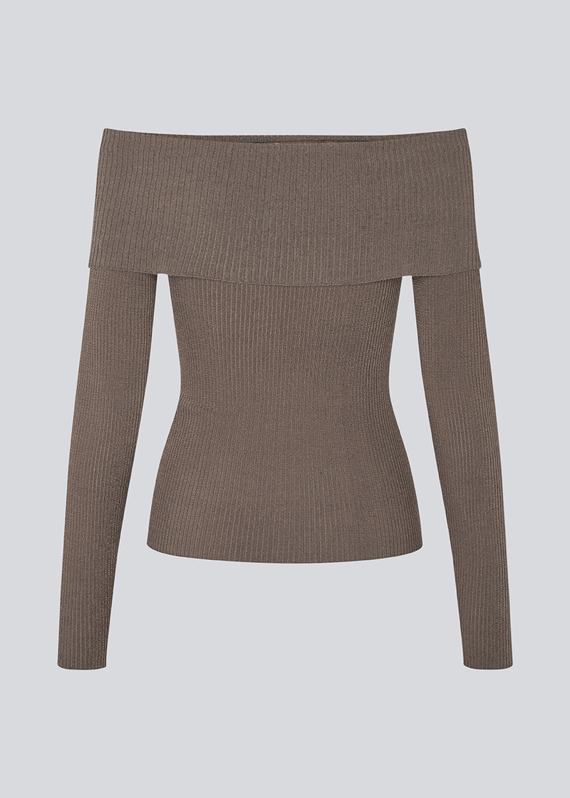 Ribknitted top in a stretchy quality. GaryMD top has a tight fit with long sleeves and an off shoulder neckline with folded detail.