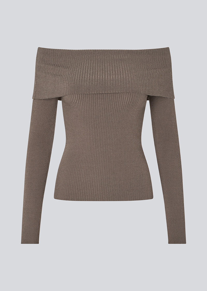 Ribknitted top in a stretchy quality. GaryMD top has a tight fit with long sleeves and an off shoulder neckline with folded detail.